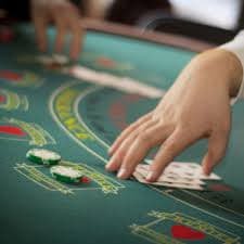 Antarmuka aplikasi mobile mawartoto login menampilkan pasar olahraga, slot, dan permainan live-dealer
